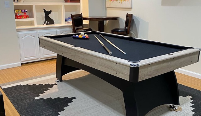Muletown’s Modern Comfy Cottage w/inground pool, hot tub, pool table & fire pit