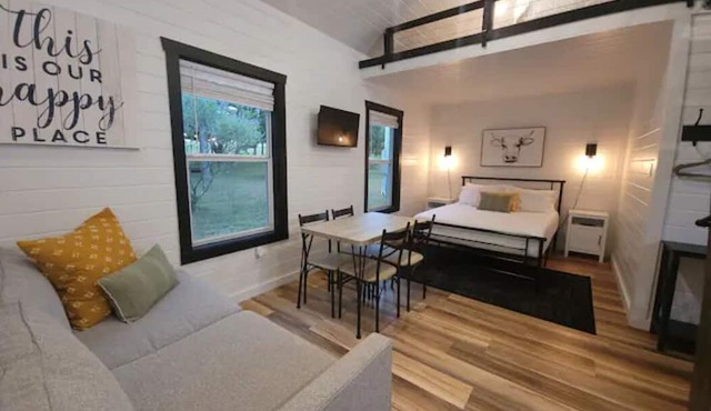 Tiny Home in Canyon Lake 5 mins to Lake & River, Prime Area, Pet Friendly in New Braunfels