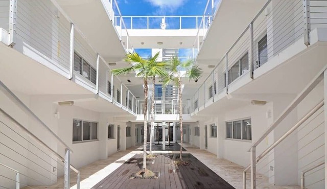 Roami at 250 Collins | Pool | Next to Beach |1 Bed in Miami Beach