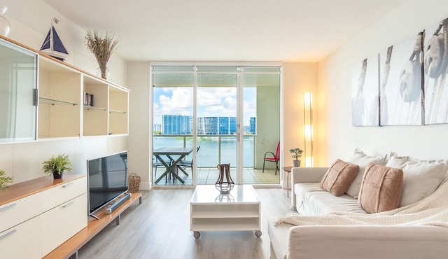 Quiet marine condo with breathtaking views of the bay | WIFI + Parking