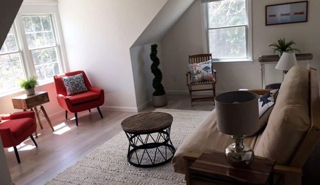 Amazing location! Quiet, picturesque neighborhood! in Orleans