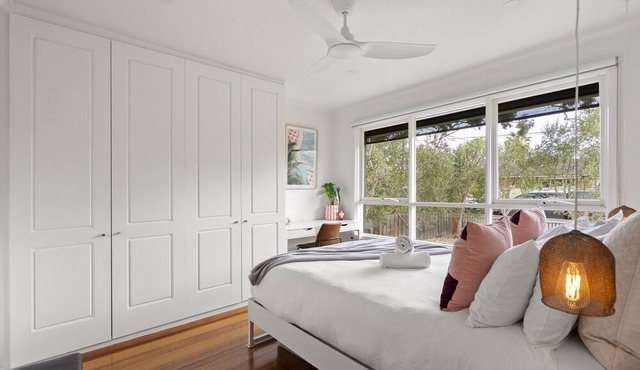 Relaxed Bayside Stay with Outdoor Space in Mordialloc