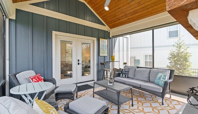 Barefoot Retreat w/kayaks/SUP/fireplace/Community Pool in Winchester