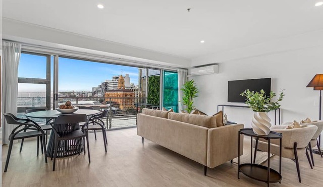 Harbour Views & a Private Balcony on Princes Wharf