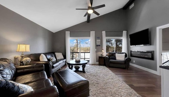 A cozy escape at Fish Lake Hideaway- Lake house with beautiful views!